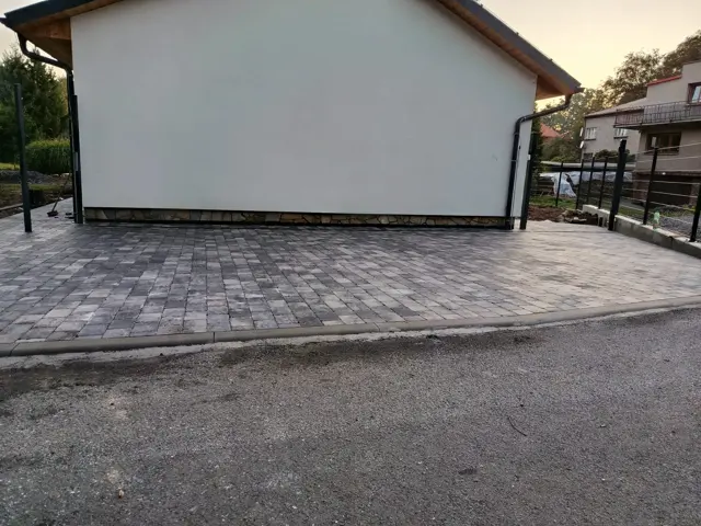 Zámková dlažba, dvůr u rodinného domu