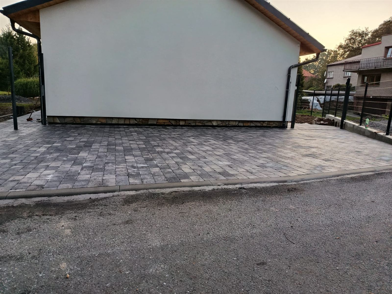 Zámková dlažba, dvůr u rodinného domu
