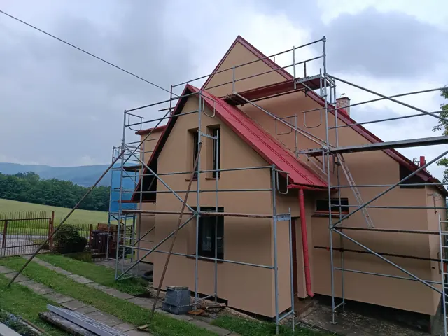 Fasáda rodinného domu v lešení
