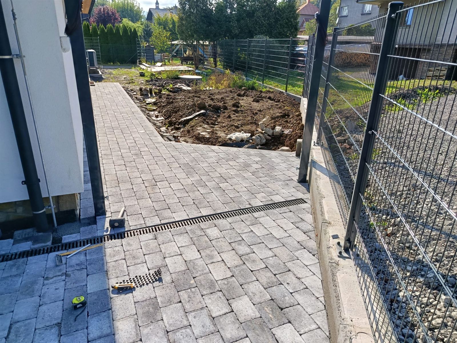 Plot z 3D panelů a nová dlažba kolem domu
