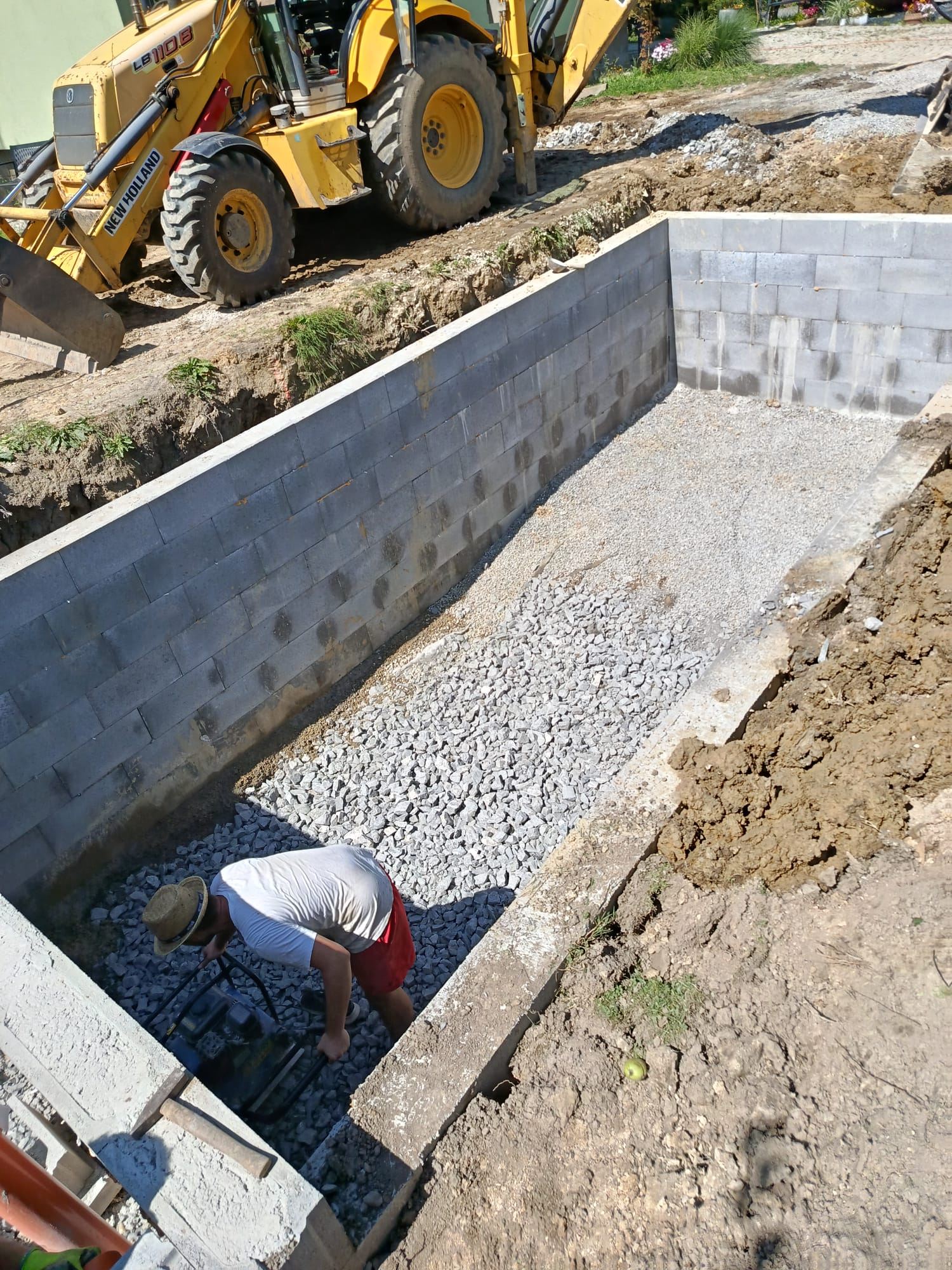 Bagr při výkopu základů